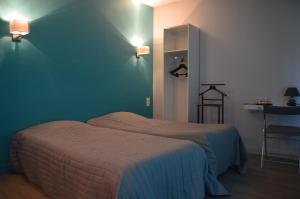 萨尔特河畔勒梅勒安妮科斯酒店的一间卧室设有两张床和绿色的墙壁