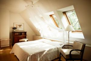 Kirchberg am WagramAlter Winzerkeller的卧室配有白色的床和窗户。