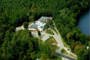 斯切尔采-克拉延斯凯Hotel Dlugie的森林中大房子的空中景观