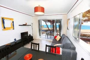 坎布里尔斯La Torre - Villa Rosamar Beach的客厅配有沙发和桌子