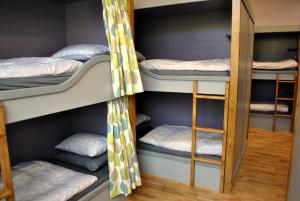 兰贝里斯迪诺维旅舍的宿舍间配有双层床。