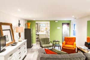 蒙特利尔L'Adresse Botanique - Studio的客厅拥有绿色的墙壁,配有沙发和椅子