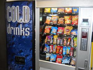 橡树溪Value Inn Motel - Milwaukee Airport South的自动售货机里装满了食物和饮料