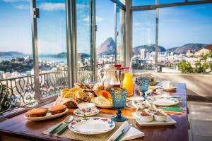 里约热内卢哥特鲁特住宿加早餐旅馆的一张带早餐食品的桌子,享有城市美景