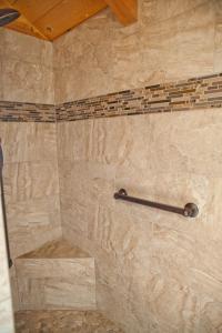 佳能威尔布莱斯峡谷别墅的石墙淋浴和毛巾架