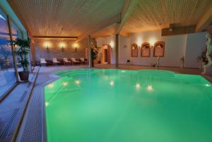 施库尔施库尔贝拉瓦尔酒店的一座带天花板的大型游泳池