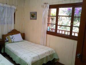 马丘比丘Mandor Machu Picchu的一间小卧室,配有床和窗户