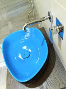 滨海波利尼亚诺Profumo d'aMARE的浴室内带水龙头的蓝色水槽