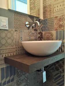 滨海波利尼亚诺Profumo d'aMARE的木架上带碗水槽的浴室