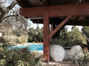 代森扎诺-德尔加达BeBDoremi的一个带游泳池和一些植物的木制凉棚