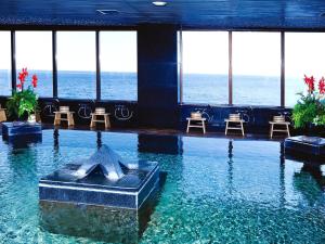 热海瑞斯尔皮亚阿塔米酒店的水中一座带纪念碑的游泳池
