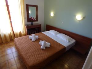 阿普索斯索菲亚别墅酒店的一间卧室配有一张床,上面有两条毛巾