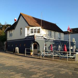 本布里奇The Pilot Boat Inn, Isle of Wight的街道边有船的建筑物
