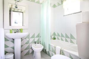 奥德赛克斯Casa Morais的浴室配有盥洗盆、卫生间和浴缸。