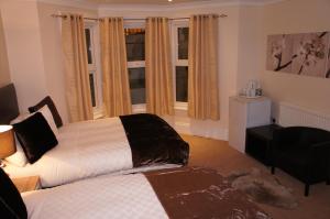 伦敦伦敦蓝宝石酒店的一间卧室配有一张床、一把椅子和窗户。