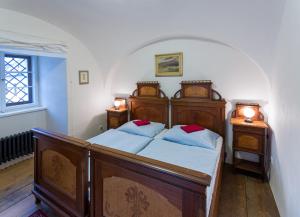 利托米什尔萨梅克里托米索公寓的一间卧室设有两张床和两个床头柜