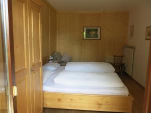 泰尔梅诺Wertischer Hof的配有2个白色枕头的客房内的一张床位