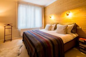 安特卫普Aplace Antwerp boutique flats & hotel rooms的一间卧室配有一张木墙床
