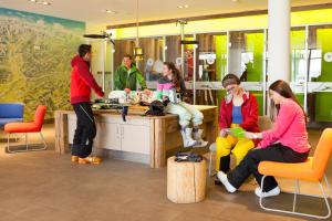 内森尔旺新天鹅堡探险家酒店的一群人坐在商店的柜台旁