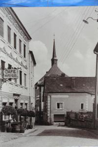 维安登Bed & Breakfast du Château的一张黑白相间的街道与教堂相映