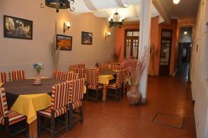萨尔塔希拉尔达酒店的一间在房间内配有桌椅的餐厅