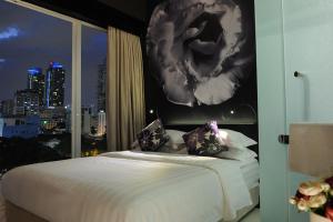 吉隆坡武吉免登苹果精品酒店的一间卧室设有一张大床和大窗户