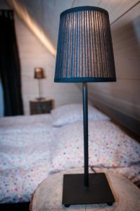 扎科帕内勒根达塔特酒店的床头桌旁的灯