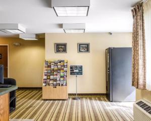 赫尔希Rodeway Inn & Suites Hershey的办公室里一个配有冰箱的等候室