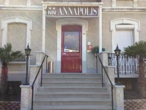 艾克斯莱班安纳波利斯酒店的前方有红色门和楼梯的建筑