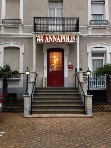 艾克斯莱班安纳波利斯酒店的一座建筑,上面有红色的门和标志