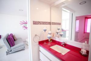 塔瑞图现代设计型公寓的一间浴室