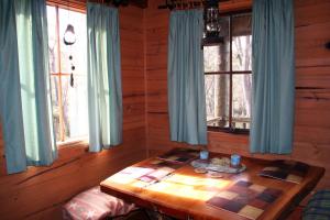 MoinaWombat Cabin的一间设有木桌的带窗户的小屋内的客房