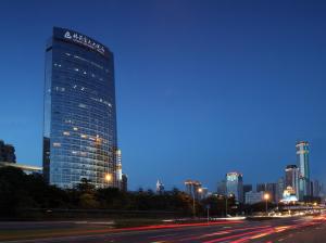 深圳深圳花园格兰云天大酒店-免费迷你吧&延迟14点离店的一座高大的建筑,晚上有标志