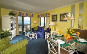 默特尔比奇Ocean Forest Colony by Capital Vacations的客厅配有沙发和桌子