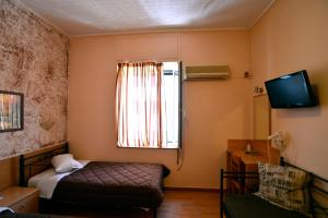 比雷埃夫斯伊莱克特拉比雷埃夫斯酒店的小房间设有床和窗户