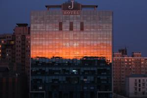乌兰巴托J酒店的上面有酒店标志的建筑