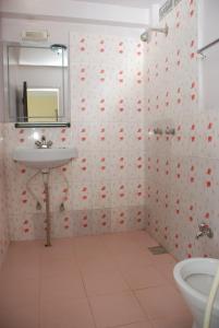 加德满都加德满都马德弗班宾馆的一间带水槽和镜子的浴室