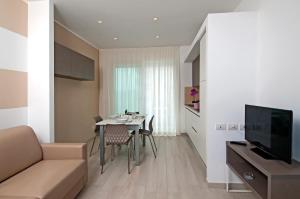 米萨诺阿德里亚蒂科Lungomare Relax Residence的客厅配有沙发和桌椅
