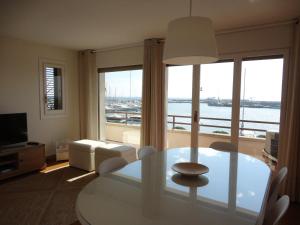 坎布里尔斯Apartamento Consolat de Mar Cambrils的客厅设有桌子和大窗户