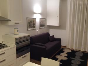 基安奇安诺泰尔梅Appartamento con Vista的客厅设有沙发,厨房设有