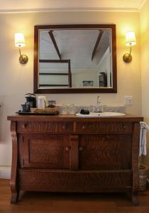 纽波特马歇尔斯洛克姆旅馆的浴室配有盥洗盆和镜子