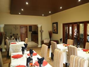 蓬戈拉Kwalala Lodge的一间带2张桌子和椅子的用餐室