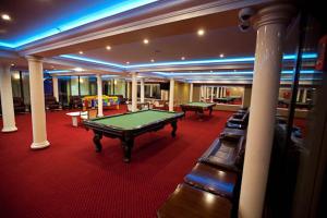 波利采多博思酒店的大房间设有一张台球桌,配有柱子