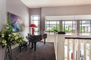 肯梅尔肯梅尔海湾酒店及休闲度假地的客厅里设有窗户的三角钢琴