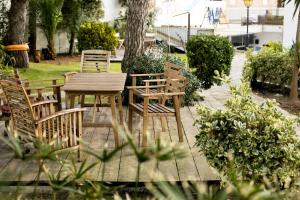 埃里塞拉阿马尔套房旅馆的花园里的一张木桌和椅子