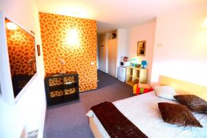 克卢日-纳波卡比斯库特酒店的一间卧室设有一张床和黄色的墙壁