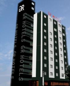 熊本银座通酒店的一座黑白的建筑,上面有标志