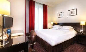 阿尔伯圣米歇尔酒店客房内的一张或多张床位
