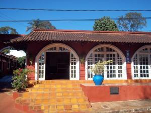 伊瓜苏港皇家伊瓜苏旅馆的前面有蓝色花瓶的红色建筑