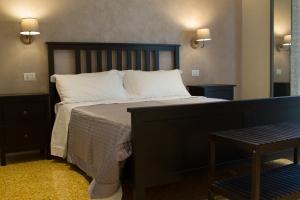 里米尼艾普罗普雷圣吉罗拉莫住宿加早餐旅馆的卧室配有带白色枕头的大床
